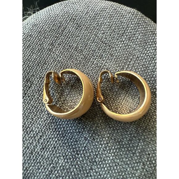 Vintage Enamel Hoop Earrings Clip On Beige Gold Tone Classic Career Workwear - Picture 2 of 5